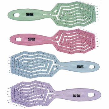 Cuatro cepillos ventilados para cabello en tonos pastel (verde, rosa, azul y lila) dispuestos en columna, con cerdas de puntas redondeadas, mango con orificio para colgar y diseño geométrico en la superficie, pensados para profesionales.