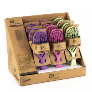 Expositor de cepillos para el cabello biodegradables en tonos lila, rosa y verde con embalaje kraft, ideal para profesionales.