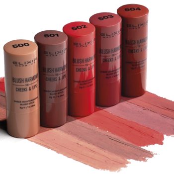 Cinco barras de colorete cremosas en tonos nude y rojos dispuestas en fila sobre trazos de color, destinadas a mejillas y labios, con embalaje compacto, alta calidad y alta variedad de tonos.