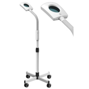 Lámpara lupa con lente iluminada montada en brazo flexible y soporte ajustable sobre base móvil de cinco ruedas, diseño blanco para uso profesional.