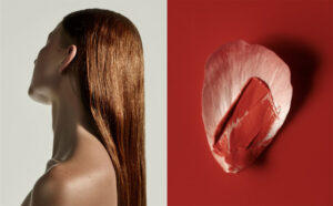 Díptico minimalista con fondo dividido: a la izquierda el perfil posterior de una persona de piel clara y cabello largo, liso y cobrizo iluminado suavemente, y a la derecha un pétalo pálido sobre fondo rojo con una pincelada de pintura roja brillante, fotografía de alta calidad.