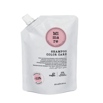 Bolsa recargable blanca con boquilla dosificadora y etiqueta rosa que indica "shampoo color care" para cabello teñido, con símbolos que señalan que es vegano y contiene ingredientes mayoritariamente naturales.