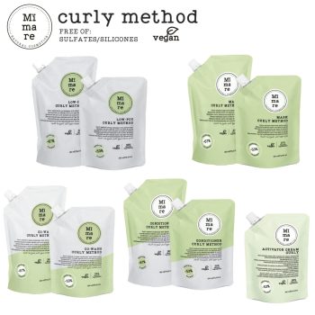 Varias bolsas recargables blancas y verde pastel con etiqueta circular de la marca y textos visibles como "curly method", "vegan" y "free of sulfates/silicones", que muestran formatos como low‑poo, co‑wash, conditioner, mask y activator cream con iconos de porcentaje, dispuestas en grupo para uso profesional.