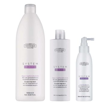 Tres frascos blancos de productos capilares System Purify (1000 ml, 300 ml y 150 ml) con etiquetas que describen baño capilar bivalente para cuero cabelludo graso y puntas sensibilizadas, uno con dosificador, pensados para profesionales y con indicación de uso seguro.