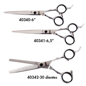 Tres tijeras de peluquería de acero inoxidable sobre fondo blanco — dos tijeras de corte y una tijera de entresacar con dientes, con reposapulgar y protectores negros en los orificios, presentadas como producto para profesionales.