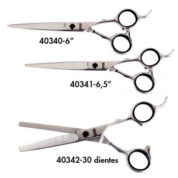 Tres tijeras de peluquería de acero inoxidable sobre fondo blanco — dos tijeras de corte y una tijera de entresacar con dientes, con reposapulgar y protectores negros en los orificios, presentadas como producto para profesionales.