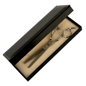 Tijeras de entresacar de acero inoxidable con dientes finos y mango ergonómico en estuche acolchado negro mostrando un acabado pulido y 'alta calidad'.