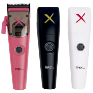 El arte del degradado masculino: Herramientas esenciales: clippers, trimmers, navajas, cuchillas y tijeras 1 Tres cortapelos eléctricos alineados — rosa con protector transparente, negro y blanco — cada uno con botón circular de encendido y una X pintada en la parte superior, presentados como herramientas para profesionales.