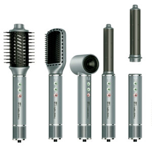 Set de peinado plateado con mango cilíndrico y controles en el cuerpo, con accesorios intercambiables: cepillo redondo con púas, cepillo plano ventilado, boquilla concentradora y dos barriles para rizar, pensado para profesionales que buscan un acabado inmediato.