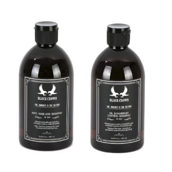 Dos botellas oscuras de champú con etiqueta negra y logo de cuervos, dirigidas al cuidado capilar masculino con textos que indican control de caspa y anticaída, diseño elegante y minimalista que transmite alta calidad y un rendimiento mejor en el tratamiento del cabello.