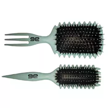 Dos cepillos para peinar de mango verde menta y almohadilla negra con cerdas con puntas redondeadas, uno con extremo tipo tenedor para separar mechones y otro con mango puntiagudo para marcar raya, apariencia de alta calidad.