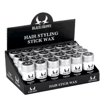 Expositor negro con múltiples tarros plateados de cera para peinar etiquetados Hair Styling Stick Wax, organizados en filas y pensados para uso por profesionales con apariencia de producto certificado.