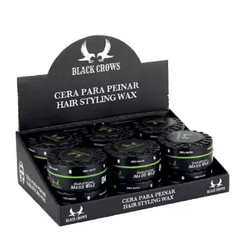 Expositor negro con varias latas redondas de cera para peinar (hair styling wax) de la marca Black Crows con logo de cuervos, presentado de forma profesional.