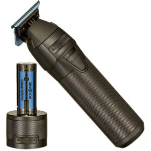 El arte del degradado masculino: Herramientas esenciales: clippers, trimmers, navajas, cuchillas y tijeras 3 Recortadora inalámbrica negra con mango texturizado y cabezal en T acompañada de una base de carga con elementos azules, diseñada para cortes precisos de alta calidad.