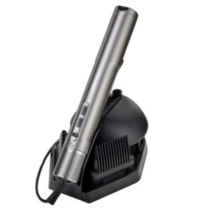 Mejor cepillo térmico para cabello fino 7 Aspiradora de mano compacta de acabado gris metálico apoyada en una base de carga con cable y accesorios para cepillar, con aspecto profesional.