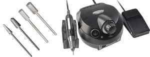 Taladro eléctrico para uñas con cinco fresas metálicas, pieza de mano, base y pedal, pensado para peluquería y fácil de comprar como equipo profesional.