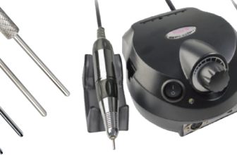 Taladro eléctrico para uñas con cinco fresas metálicas, pieza de mano, base y pedal, pensado para peluquería y fácil de comprar como equipo profesional.