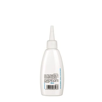 Botella plástica blanca con boquilla cónica larga y etiqueta trasera con texto y código de barras, presentada sobre fondo blanco como imagen de stock, apta para uso en peluquería.