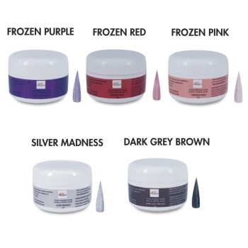 Cinco frascos blancos de polvo acrílico para uñas con etiquetas de colores y conos de muestra en tonalidades morado, rojo, rosa, plateado y marrón grisáceo, ideales para uso en 'peluquería'.