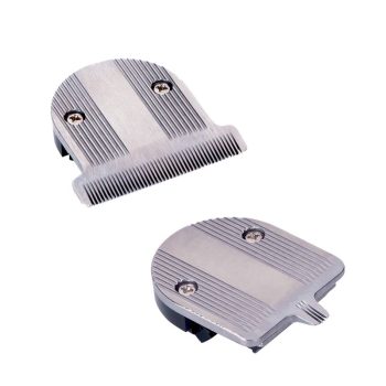 Juego de cuchillas metálicas de recambio para uso profesional en cortapelos, una con dientes finos para cortar y otra pieza lisa con tornillos visibles.