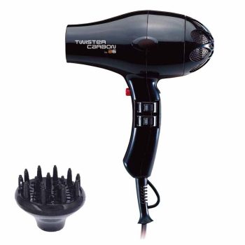 Secador de pelo negro de mano con acabado brillante, botones en el mango y cable, acompañado de un difusor redondo con púas, con aspecto profesional.