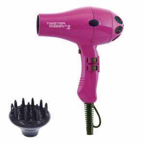 Secador de cabello magenta de mano con cable flexible, dos interruptores laterales y boquilla difusora desmontable tipo peine, apto para uso profesional y como producto versátil para dar volumen y secado rápido.