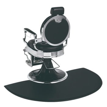 Silla de peluquería negra y cromada estilo barbería con respaldo y reposacabezas acolchados, apoyabrazos metálicos, base giratoria y alfombrilla protectora negra.