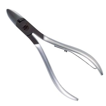 Alicate de manicura de acero inoxidable plateado con cabeza de corte oscura, puntas afiladas y muelle interno, ideal para uso profesional.