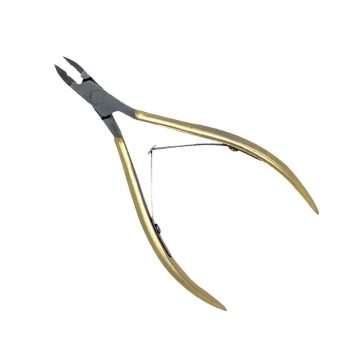 Pinza corta cutículas metálica con mango dorado y cabezal negro sobre fondo blanco, herramienta compacta para manicura en peluquería con diseño ergonómico y buen precio.