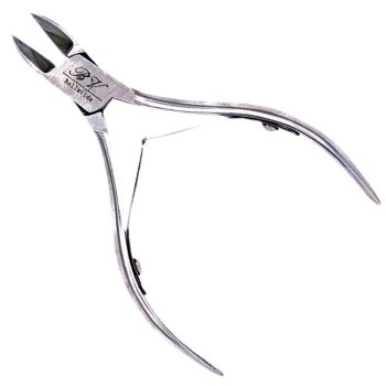 Alicate de cutícula de acero inoxidable con muelle central y puntas afiladas sobre fondo blanco, herramienta para el cuidado de uñas y uso en peluquería.