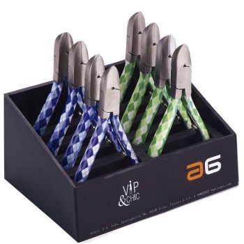 Expositor negro con varias pinzas de manicura de cabezas metálicas y mangos a cuadros azules y verdes dispuestas verticalmente para uso 'profesional'.