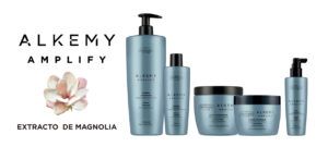 Gama de productos capilares Alkemy Amplify en envases azules (champú, mascarilla y spray) junto a una flor de magnolia y el texto extracto de magnolia, pensada para aportar volumen y considerada 'mejor opción' para cabello fino.