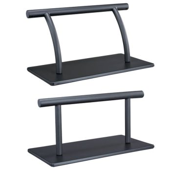 Dos soportes expositores en metal gris oscuro sobre bases rectangulares, con barras horizontales tipo T en versiones de patas curvas y rectas, diseño minimalista y alta calidad.