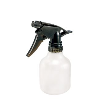 Botella pulverizadora de plástico blanco translúcido con cabezal atomizador negro y gatillo ergonómico, diseño compacto y de alta calidad.