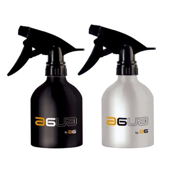 Dos pulverizadores de mano con gatillo y boquilla negras, uno con cuerpo negro mate y otro plateado metálico, de diseño compacto y etiqueta minimalista, pensados para uso profesional.