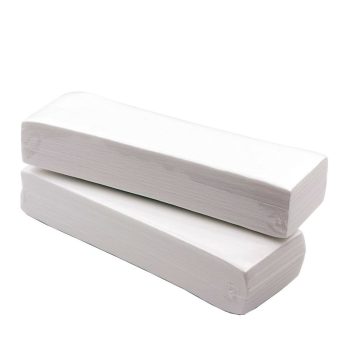 Dos paquetes apilados de toallas de papel blancas plegadas, lisas y compactas, ideales para uso en peluquería.