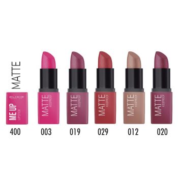 Cinco labiales matte en tonos rosas, burdeos, rojo y nude con bases cuadradas de color y tapas negras dispuestos en fila, mostrando un acabado mate ideal para un look profesional y con estética de marca.
