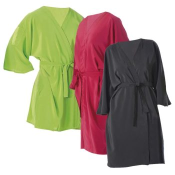 Tres batas cortas estilo kimono de satén en verde lima, fucsia y negro con cinturón atado a la cintura y mangas anchas hasta el codo, ideales para un entorno profesional.