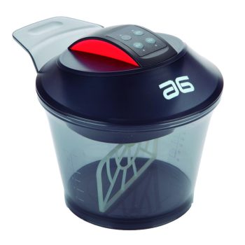 Recipiente mezclador transparente con tapa negra y panel de botones en la parte superior, paleta batidora interior y pico de vertido integrado, con diseño compacto y acabado profesional.