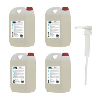 Cuatro garrafas translúcidas con tapa roja y etiquetas acompañadas de un dispensador de bomba blanco, presentando un producto de limpieza de alta calidad listo para dosificar.