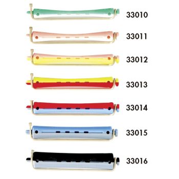 Siete rulos cilíndricos para peinado hechos de plástico y metal en colores variados (verde, rosa, amarillo, rojo, azul y negro) con orificios y clips metálicos, dispuestos en fila para uso 'profesional'.