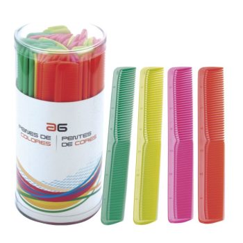 Envase cilíndrico transparente lleno de peines de colores apilados y cuatro peines separados en verde, amarillo, rosa y rojo, con diseño moderno para peluquería.