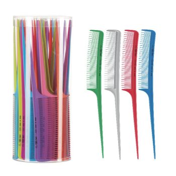 Una colección de peines cola de plástico de colores en un tubo transparente con cuatro peines sueltos a la derecha (verde, plateado, rojo y azul) pensados para uso profesional.