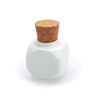 Pequeño frasco de cerámica blanca de forma cúbica con bordes redondeados y tapón de corcho natural sobre fondo blanco, mejor opción.