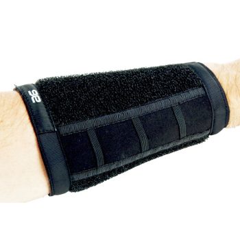 Soporte de antebrazo negro con cierre de velcro y tiras elásticas ajustables sobre un brazo, con superficie de bucle y acabado 'alta calidad'.