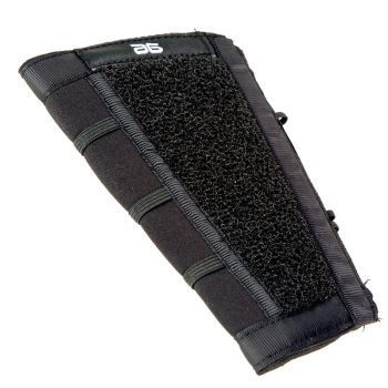 Protector acolchado negro en forma triangular con velcro tipo gancho y bucle, bandas elásticas y costuras reforzadas, diseñado para un uso profesional.