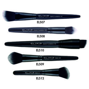 Paleta de coloretes profesional: cómo elegir tonos y acabados 6 Cinco brochas de maquillaje con mango negro y cerdas en distintos cortes (angulada, puntiaguda, biselada y para rubor) dispuestas en fila sobre fondo blanco, aptas para peluquería y maquillaje.