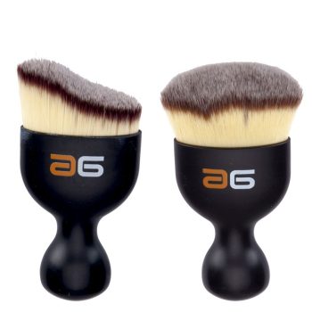 Dos brochas de maquillaje de mango negro y cerdas densas, colocadas lado a lado con una punta biselada y otra redondeada, diseñadas para un acabado profesional y cada una disponible para uso manual.