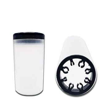 Dos contenedores cilíndricos blancos de plástico, uno visto de frente con tapa oscura y otro inclinado que muestra un inserto circular negro con seis ganchos, para organizar utensilios de peluquería.