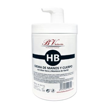 Envase blanco con dosificador y logo HB que contiene crema de manos y cuerpo de 1000 ml con Aloe Vera y Manteca de Karité, etiqueta de cosmética profesional.